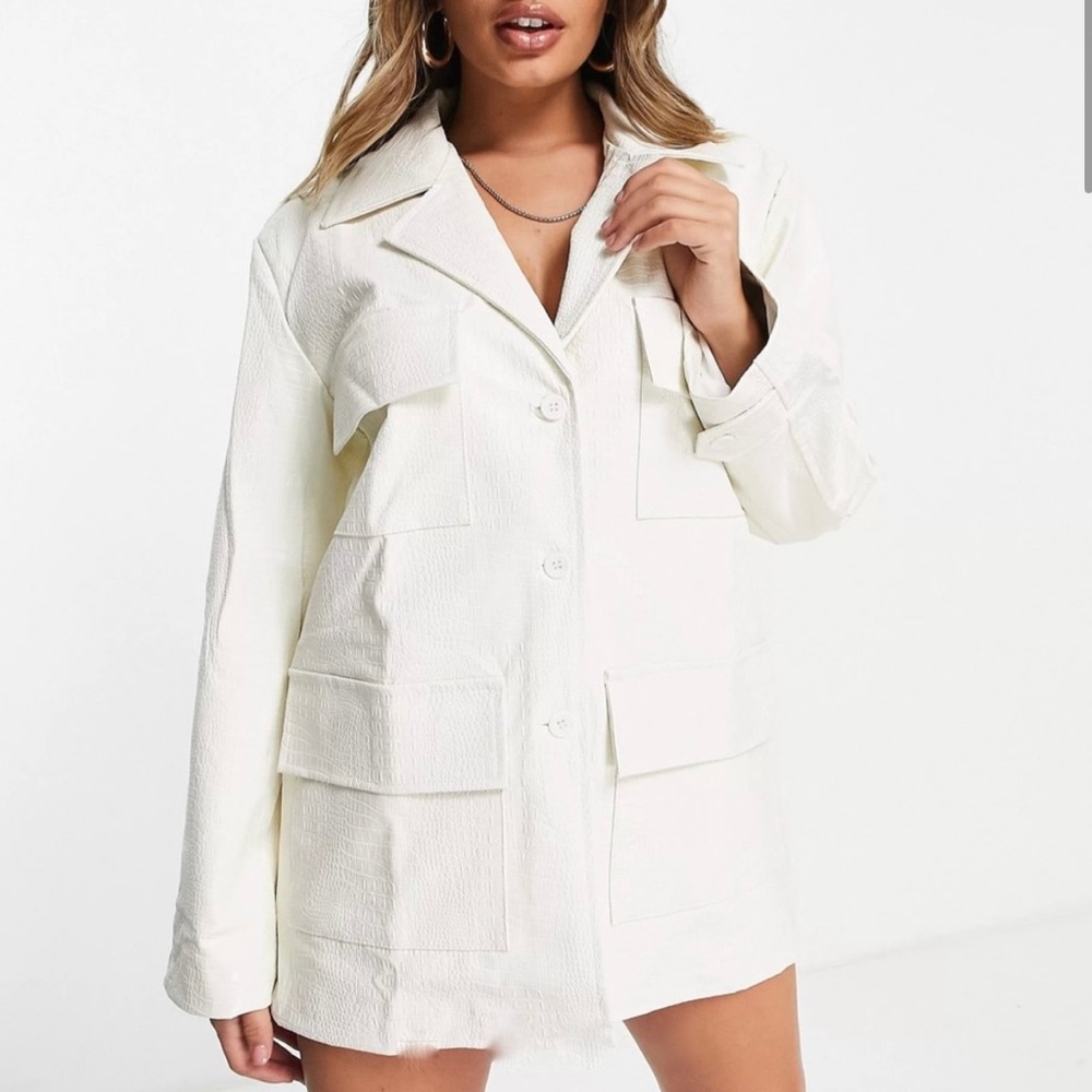 Lioness Crocodile Faux Leather button down
Blazer/ Dress Off White Size S